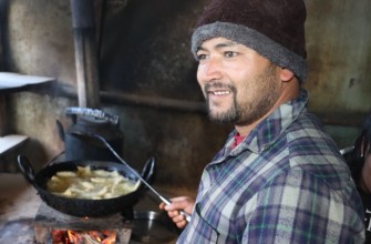 साउदीको जागिर त्यागेर समोसा बेच्दैछन् राजन, आम्दानीबाट दंग