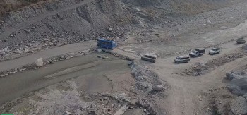बिपी राजमार्गमा जोखिमपूर्ण यात्रा : रोशी खोलाको अस्थायी कच्ची सडकले बढायो दुर्घटनाको जोखिम