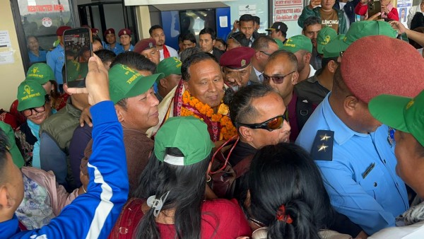 आमसभालाई सम्बोधन गर्न उज्यालो नेपाल पार्टीका अध्यक्ष घिसिङ धनगढीमा