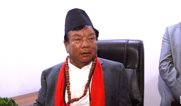 पदभार ग्रहणपछि महावीरले भने : मन्त्रालयमै बस्छु, आफैं पकाएर पनि खान्छु