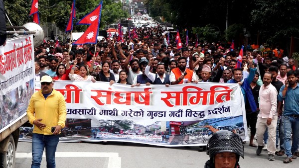 कवाड व्यवसायीको आक्रोश : ‘बालेनले गुण्डागर्दी गरे’ भन्दै विरोध प्रदर्शन