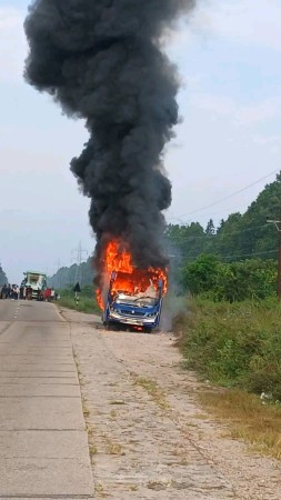 रौतहटमा गुडिरहेको यात्रुबाहक बसमा आगलागी