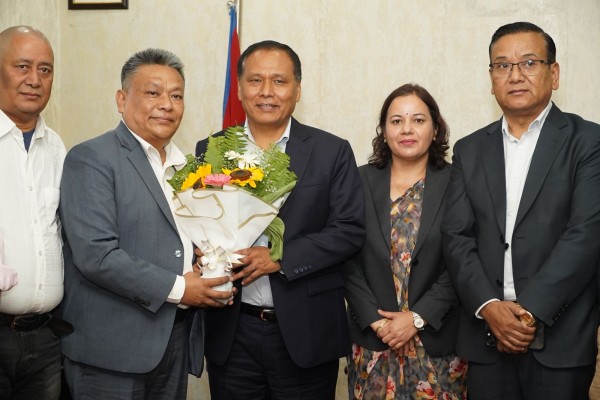 जीर्ण आयोजनाका ठेक्का काम नगर्ने व्यवसायीसँग मात्र तोडिने : मन्त्री घिसिङ