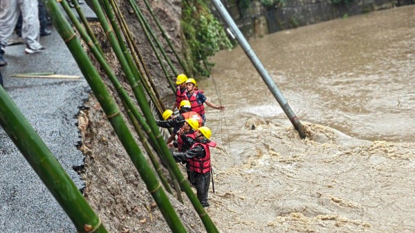 काठमाडौंको करखुसी खोला छेउमा पहिरो, सडक भासियो