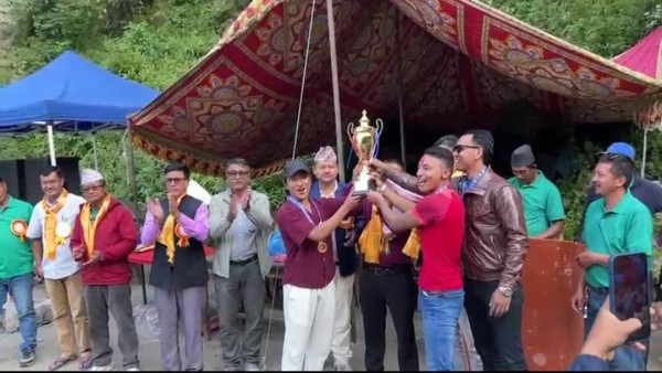 फुलासी जनप्रिय युवा क्लबद्वारा आयोजित फुटबल प्रतियोगिताको उपाधि अखिल (क्रान्तिकारी) रामेछापलाई