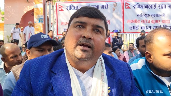 मुख्यमन्त्री यादवलाई ‘काम गर्न देउ’ भन्दै जनकपुरमा धर्ना