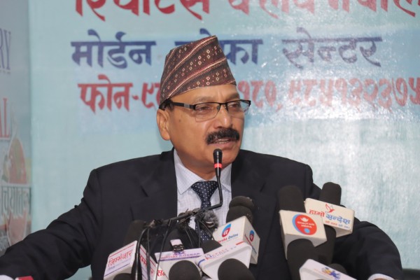 ओली र लेखक विदेश भाग्न सक्ने वरिष्ठ अधिवक्ता त्रिपाठीको आशंका, राहदानी रोक्का राख्न माग