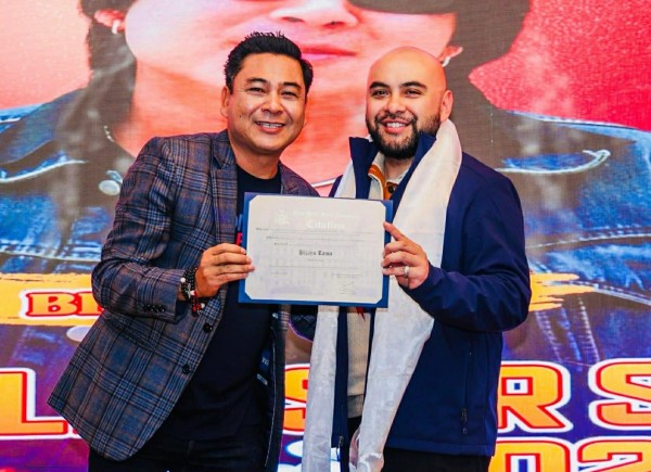 न्यूयोर्कका एसेम्ली मेम्बर रागाद्वारा गायक विजय लामा सम्मानित