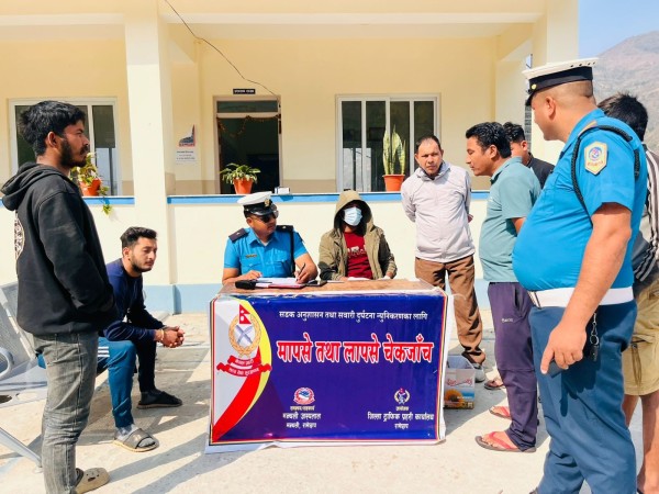 रामेछाप प्रहरीले सुरु ग¥यो सार्वजनिक सवारी चलाकको लापसे जाँच