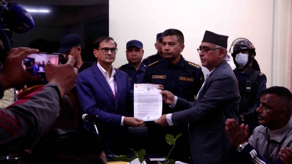 एमाले काठमाडौंद्वारा ओलीको रिहाइको मागसहित जिल्ला प्रशासन कार्यालयमा ज्ञापन पत्र