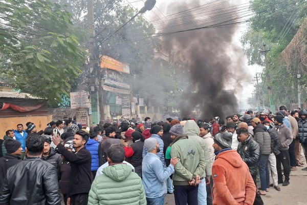 धनुषा घटनाको विरोधमा वीरगन्जमा उग्र प्रदर्शन, प्रहरीद्वारा ५ राउन्ड अश्रु ग्यास प्रहार