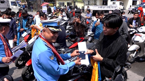 हराएका ५० वटा मोटरसाइकल प्रहरीद्वारा धनीलाई हस्तान्तरण