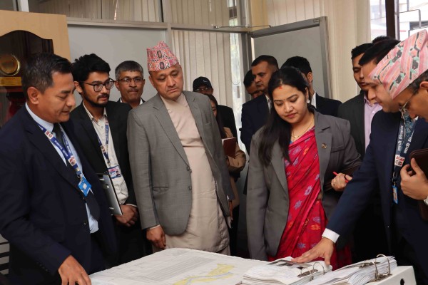 अनुगमनपछि मन्त्री रावलको निर्देशनः ’मन्त्रीलाई होइन सेवाग्राहीलाई खुसी पार्नुहोस’