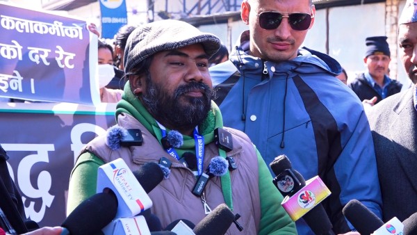 युवराज सफल द्वारा ललित कला प्रज्ञा प्रतिष्ठानको भ्रष्टाचार विरुद्ध विरोध प्रदर्शन