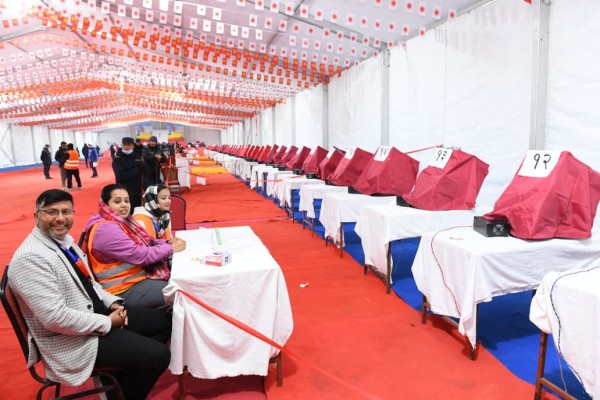‎इलेक्ट्रोनिक भोटिङका कारण मतदानमा ढिलासुस्ती, प्रतिनिधि लाइनमै कुर्न बाध्य