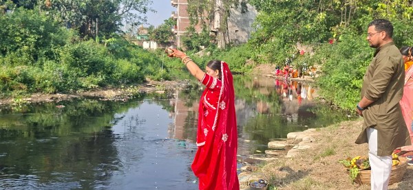 छठ पूजाको आज तेस्रो दिन अस्ताउँदो सूर्यलाई अर्घ अर्पण गरिदै