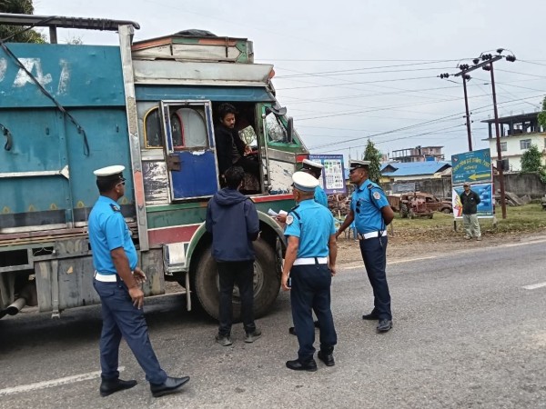 सडक सुरक्षाका लागि गरुडामा सवारी चेकजाँच र सचेतना अभियान तीव्र