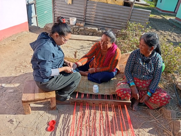 घर घरमा गएर बिरामी जाँच्दै आयुर्वेद तथा वैकल्पिक चिकित्सालयका स्वास्थ्यकर्मी