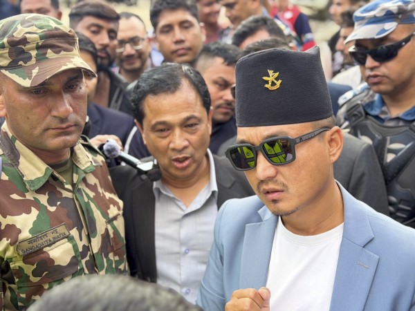 रोशी खोलाको निरीक्षणमा पुगेका गृहमन्त्री भन्छन् : हेलीमार्फत उद्धारको प्रयास गर्छौं