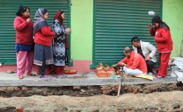प्राचीनता र जनविश्वासलाई पुनर्जीवन दिँदै १५१ वर्ष पुरानो ‘ढोका छेँ’ पुननिर्माण सुरु