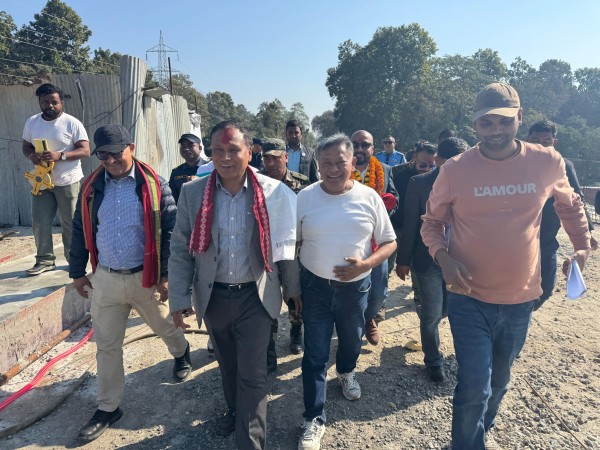 निर्माण व्यवसायीकै अध्यक्षको कम्पनीले समयमै काम नसकेपछि मन्त्री अनुगमनमा