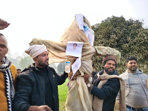 सिरहामा सवारी दुर्घटनाविरुद्ध प्रदर्शन, ठेकेदारको पुतला जलाइयो