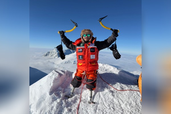 अपाङ्गता भएका हरि बुढा मगरद्वारा माउन्ट भिन्सनको सफलतापूर्वक आरोहण