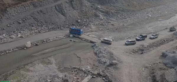 बिपी राजमार्गमा जोखिमपूर्ण यात्रा : रोशी खोलाको अस्थायी कच्ची सडकले बढायो दुर्घटनाको जोखिम