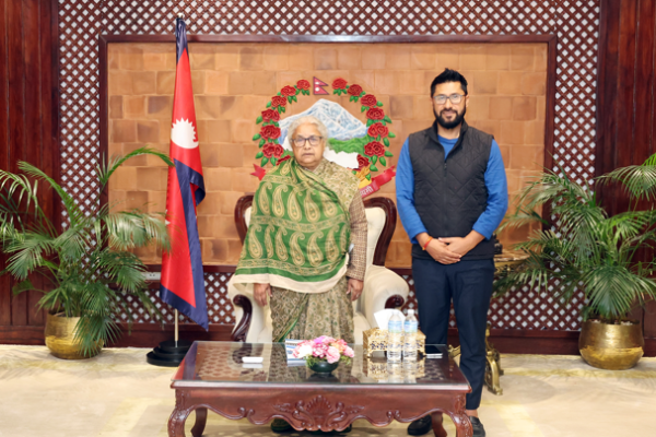 प्रधानमन्त्री कार्की र सभापति लामिछानेबिच भेट, रविले बुझाए बधाई ज्ञापन