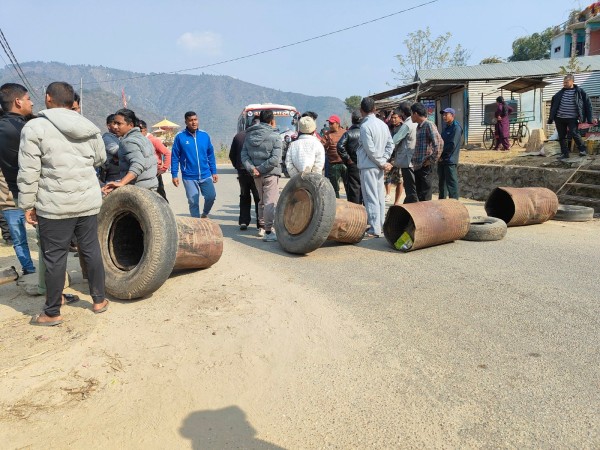सिन्धुलीमा टाटासुमको ठक्करबाट एक बालकको मृत्यु, सडक अवरुद्ध