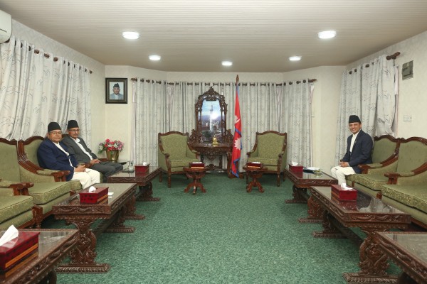 सभामुख अर्यालले गरे पूर्व सभामुख घिमिरे र अग्नि सापकोटासँग भेटवार्ता