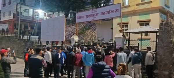 क्षतिपूर्ति माग्दै रामेछापको जिल्ला प्रशासन कार्यालय  घेराउ : बस दुर्घटनाका पीडितमाथि अश्रु ग्याँस र हवाई फायर