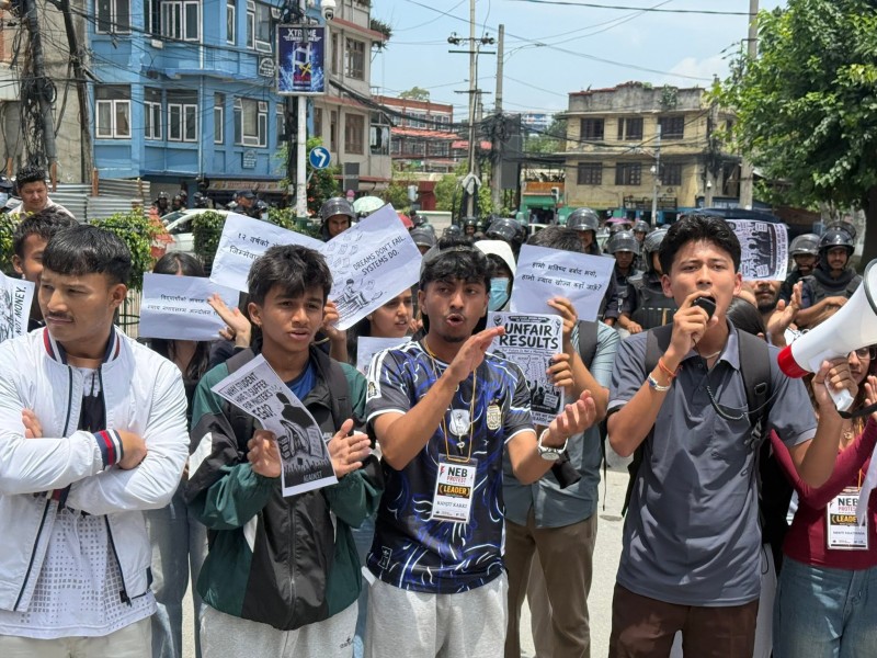 कक्षा १२ को नतिजा त्रुटिपूर्ण रहेको भन्दै माईतिघरमा विद्यार्थीहरूको प्रदर्शन
