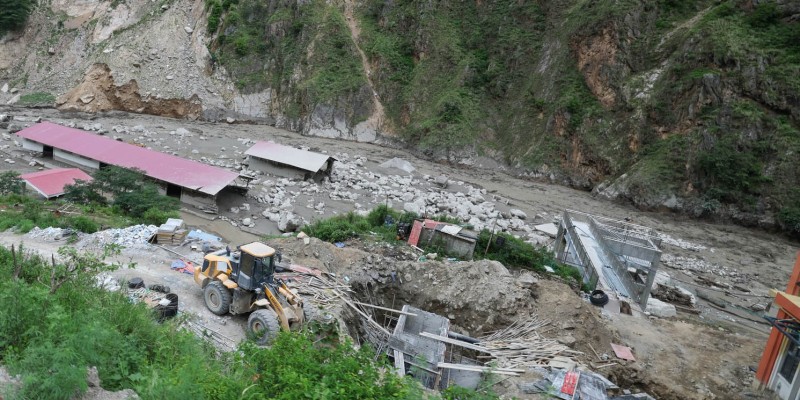 जलविद्युतमा बाढीको कहरः उद्धारका लागि हेलिकप्टर पुग्नलाई कठिनाई