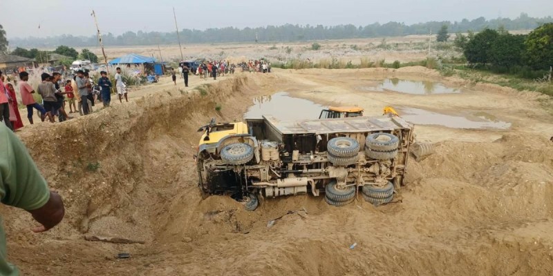 धनुषामा बालुवा अनलोड गर्ने क्रममा टिपर पल्टिदा क्रसर सञ्चालकको मृत्यु