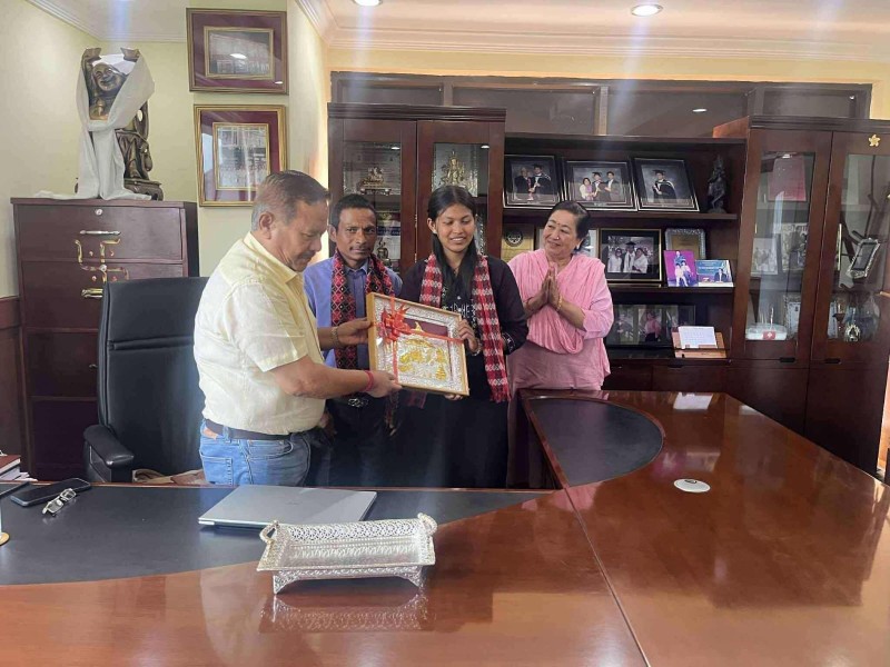 ईँटा भट्टामा श्रम गर्दै ४ GPA ल्याउने गोमा श्रेष्ठलाई भाटभटेनीका सञ्चालक गुरुङद्वारा सम्मान, डाक्टर बनाउने जिम्मा लिने घोषणा