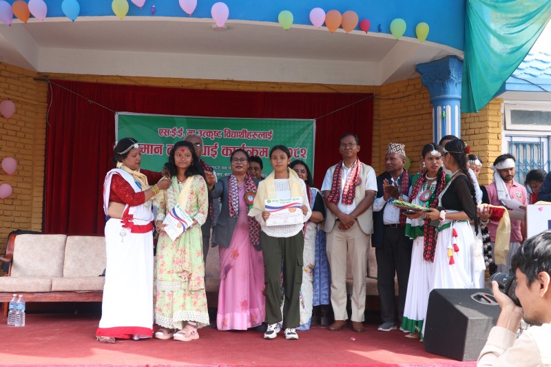 एसईईमा उत्कृष्ट थारु विद्यार्थीहरूलाई थारु विद्यार्थी सभाद्वारा सम्मान