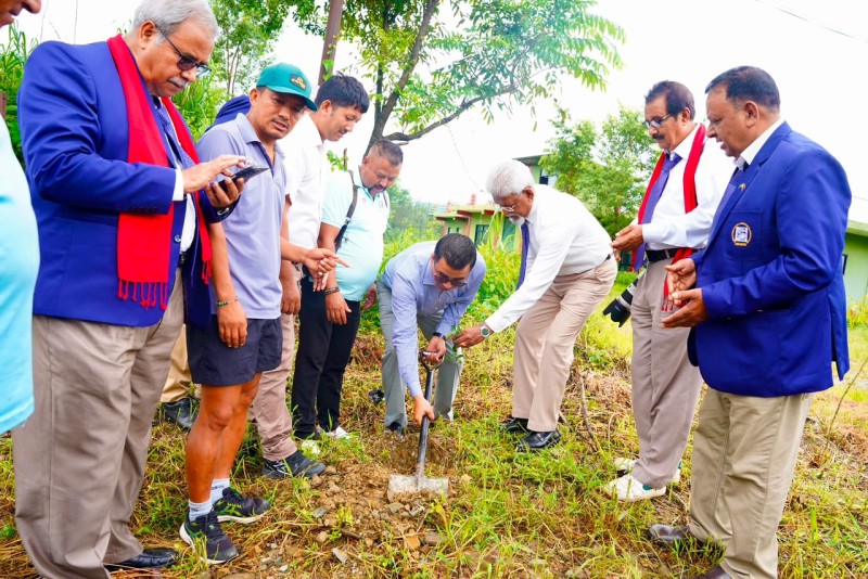 नेपाल–बङ्गलादेशका फोटो पत्रकारद्वारा पोखरा रङ्गशालामा वृक्षारोपण, मित्रताको ‘हरियो सम्झना’