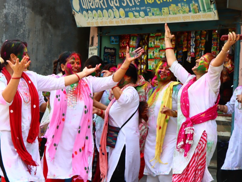 तराईमा घरघरमा होली, बाहिर चहलपहल न्यून