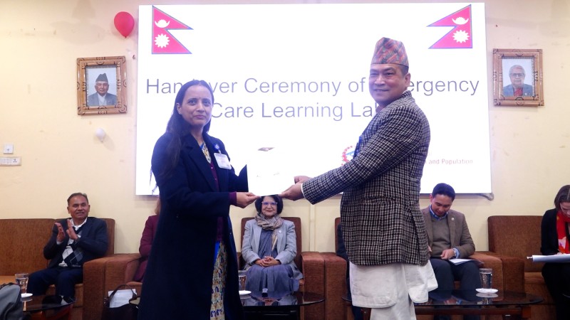 लेर्डल ग्लोबल हेल्थ द्वारा सरकारलाई आपतकालीन हेरचाह लर्निङ ल्याब किट हस्तान्तरण