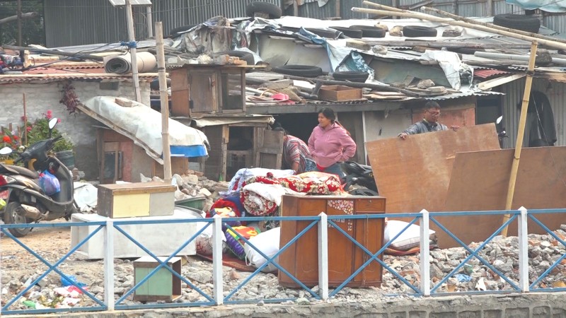 डाेजर चल्ने हल्लापछि सुकुम्बासीले बस्ती खाली गर्न थाले