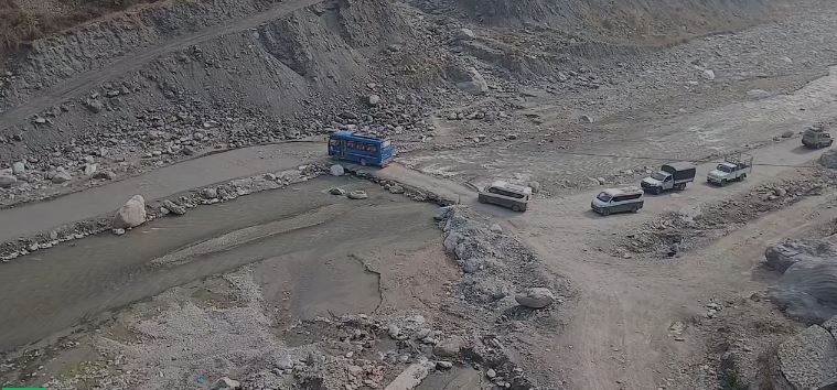 बिपी राजमार्गमा जोखिमपूर्ण यात्रा : रोशी खोलाको अस्थायी कच्ची सडकले बढायो दुर्घटनाको जोखिम