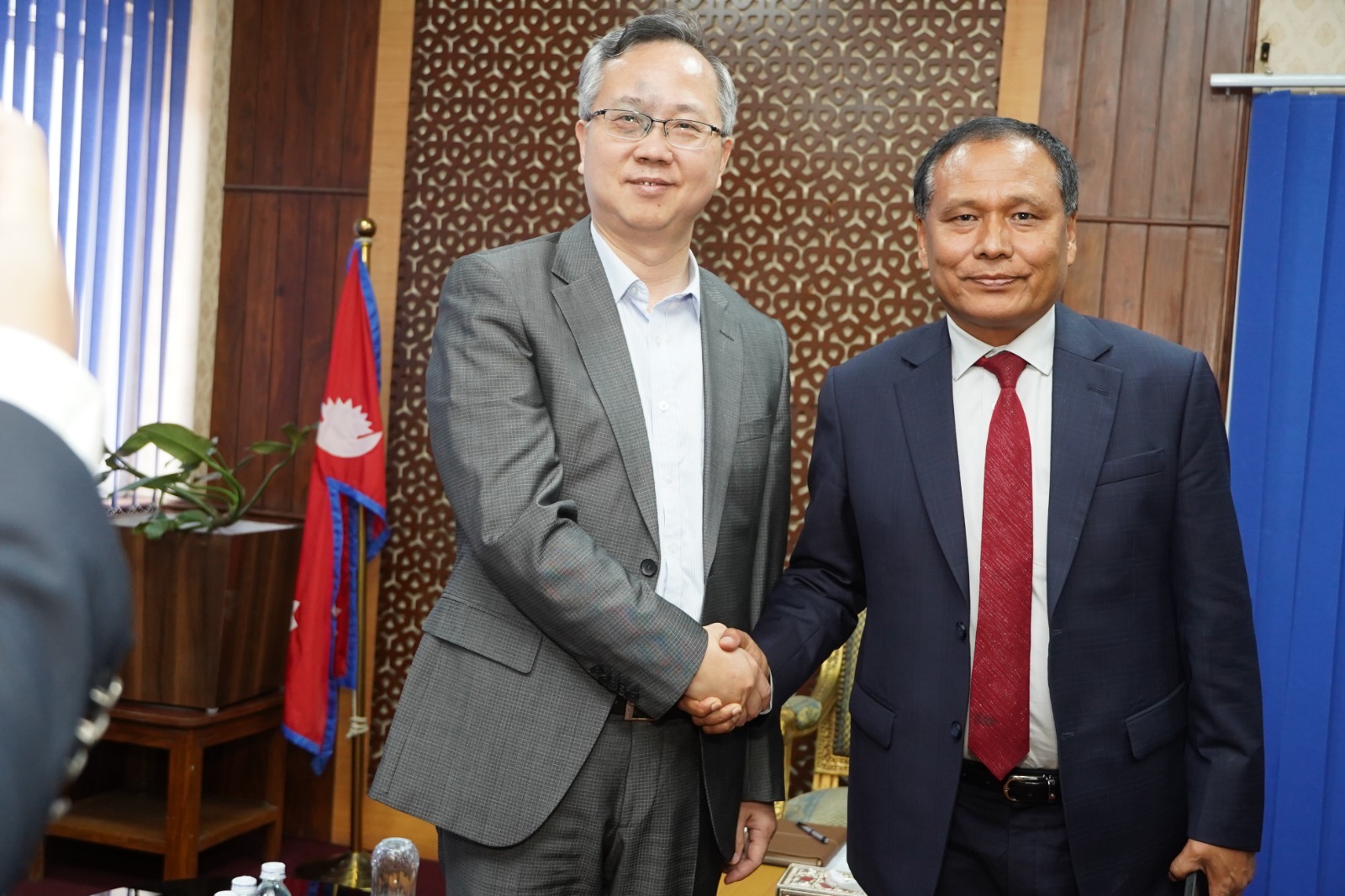 मन्त्री घिसिङ र चिनियाँ राजदूतबीच भेटवार्ता