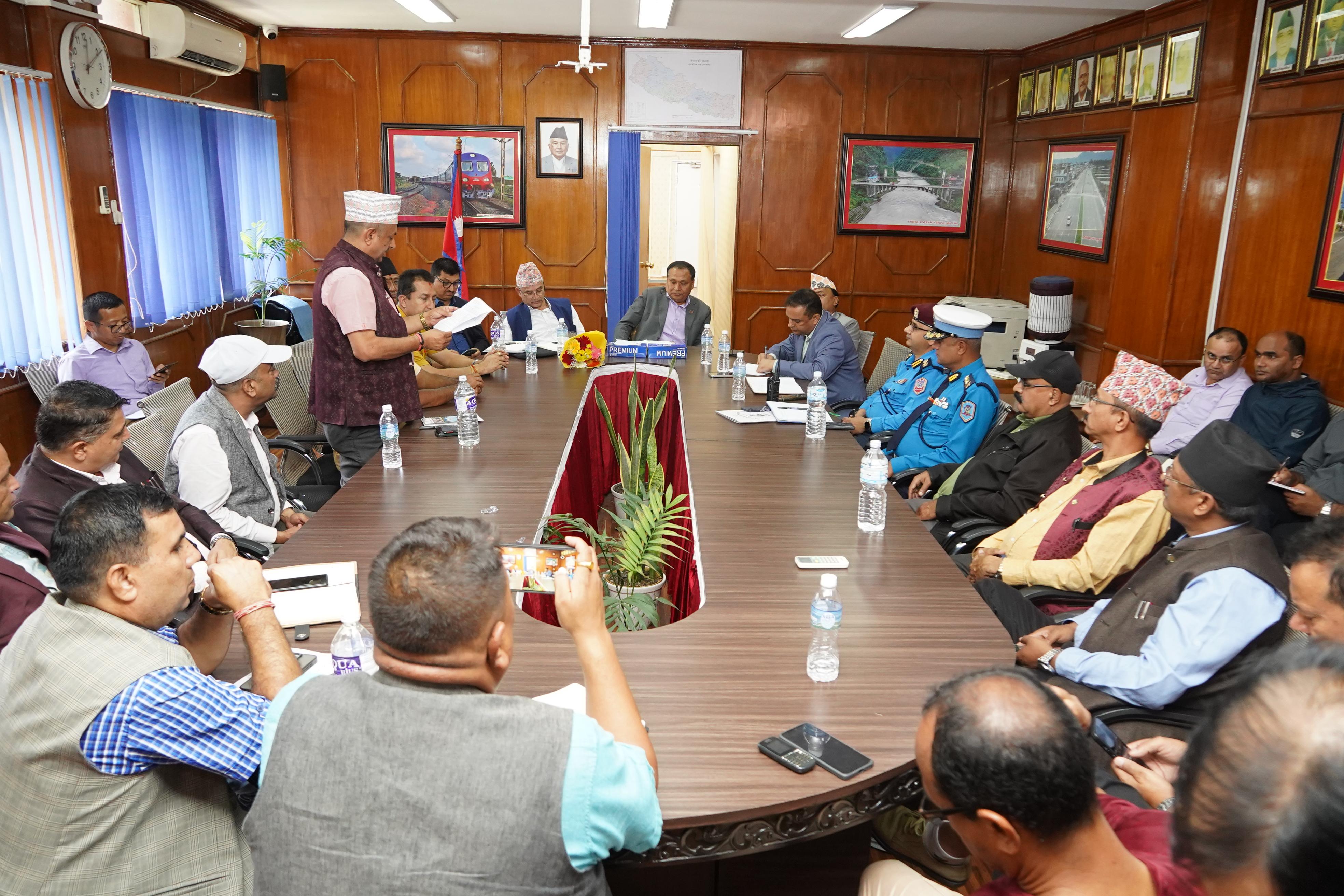 चाडबाड लक्षित यातायात व्यवस्थापनमा मन्त्री घिसिङको ७ बुँदे निर्णय : सुरुङमार्ग, सुरक्षा, सडक सुधारदेखि कन्ट्रोल रुमसम्म