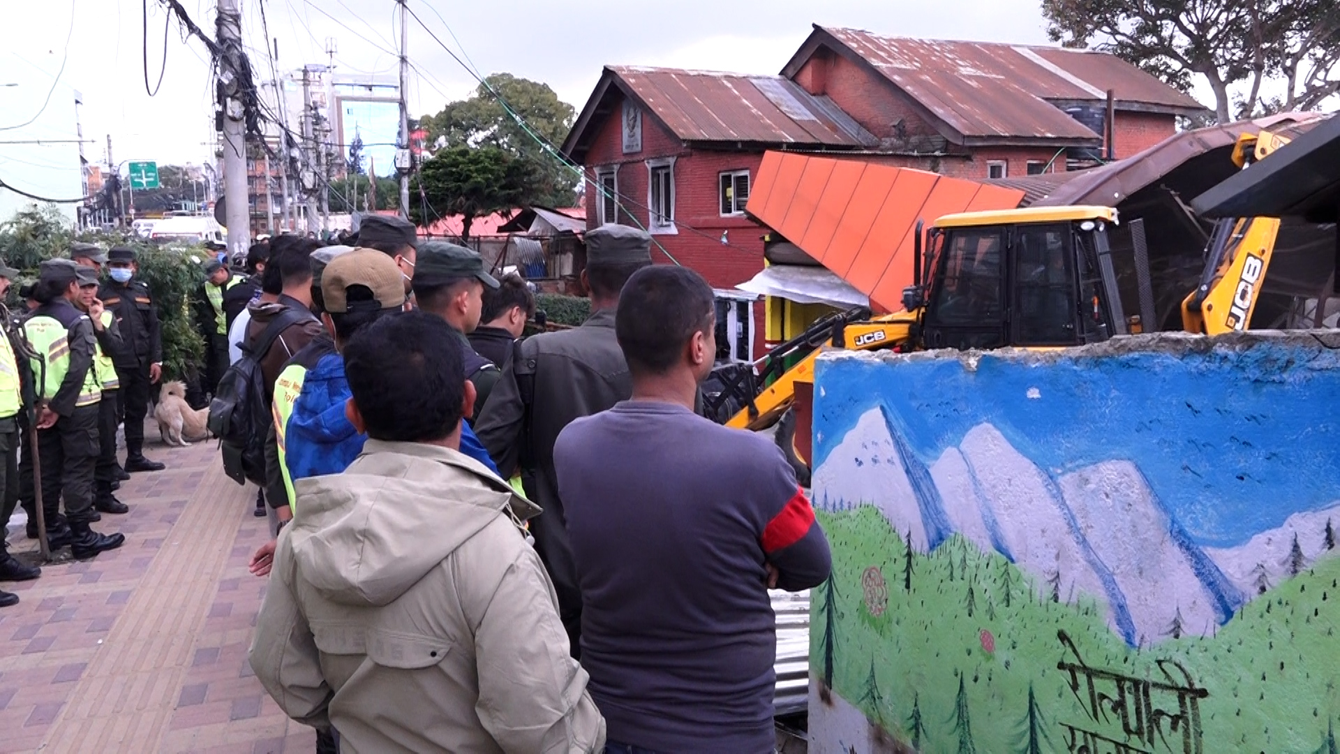 काठमाडौं कालमोचन घाटमा महानगरले चलायो डोजर