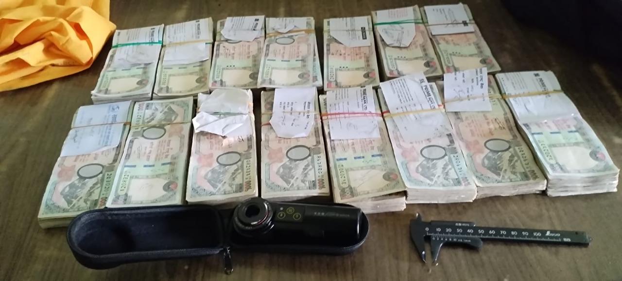 सिन्धुलीमा स्रोत नखुलेको १५ लाख नगद सहित चार जना प्रहरी नियन्त्रणमा