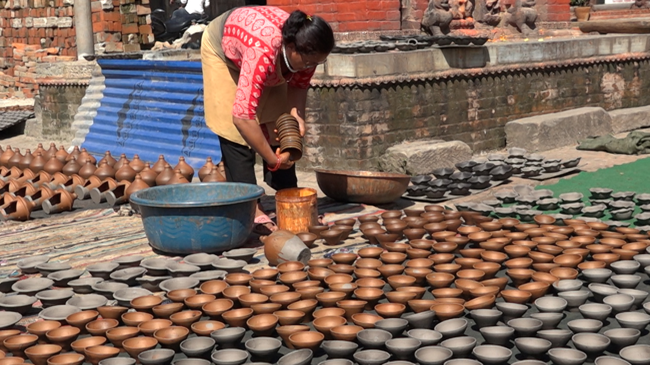 माटोको भाँडा बनाउने परम्परा लोप हुने अवस्थामा, भक्तपुरका कुम्हारहरु चिन्तित
