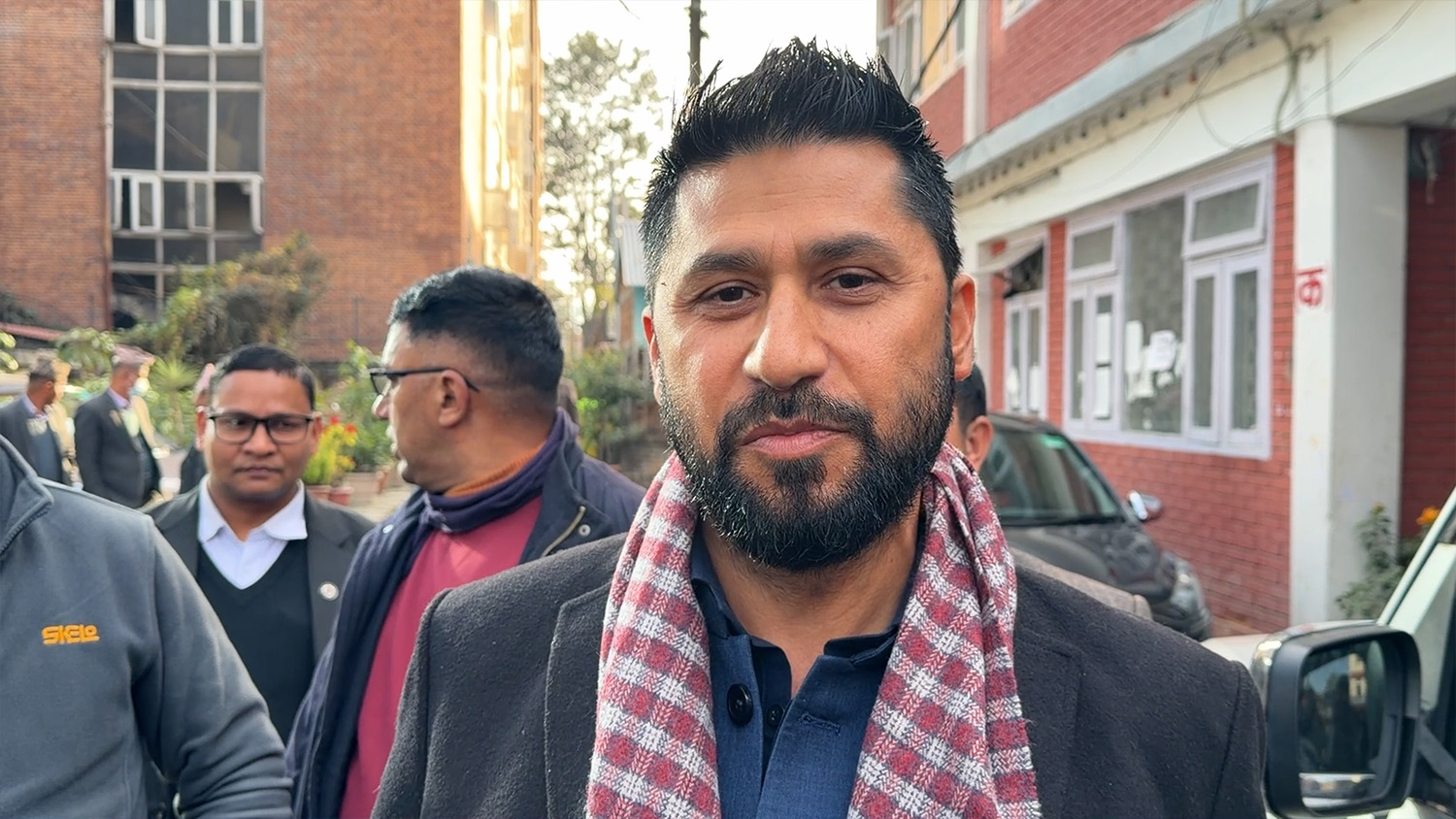 अदालत पुगेका रवि लामिछाने भन्छन् :ओलीले लगाएको गुन तिर्न अएको हुँ