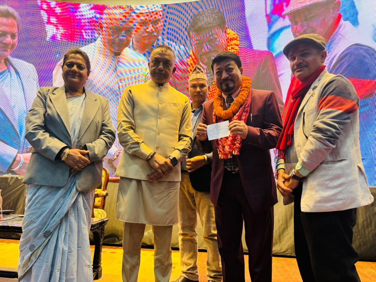 पूर्वमन्त्री रामवीरले त्यागे एमाले, रोजे कांग्रेस