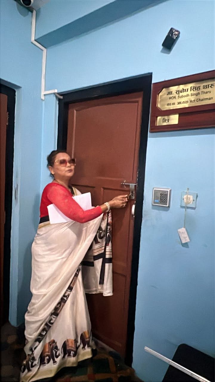थारू आयोगमा विवाद चुलियो, हाजिरी विवादपछि सदस्यले कार्यवाहक अध्यक्षलाई कार्यकक्षमै थुने